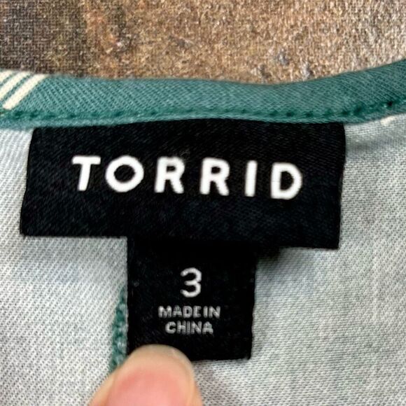 Torrid Fit and Flare Challis Sleeveless Tank Button Down 3 - Picture 7 of 9